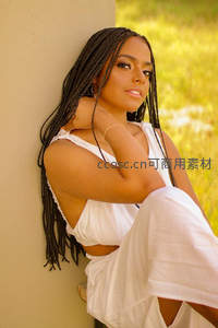 编发女孩户外倚墙微笑特写