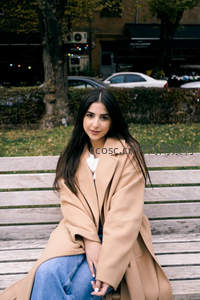 公园长椅上微笑的时尚女孩