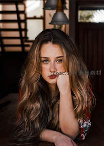 长发少女室内沉思，光影交错显柔美
