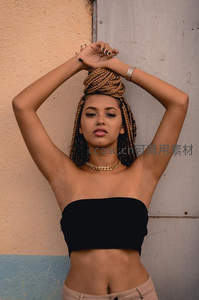 时尚辫发少女倚墙自信摆姿