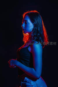 霓虹光影下的侧颜少女