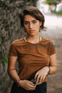 街头树影下的沉静女子