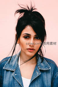 粉色墙前酷感牛仔女孩特写