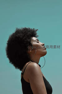 闭目聆听音乐的黑发女子侧影