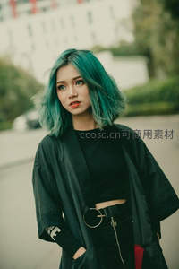 绿发女孩街头时尚写真特写