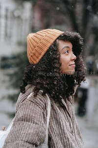 雪中微笑的卷发女子街拍