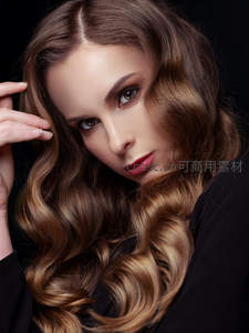 深棕卷发美人特写，浓妆红唇与黑色背景的视觉冲击