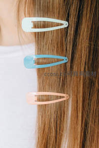 三枚彩色发夹点缀柔顺长发细节