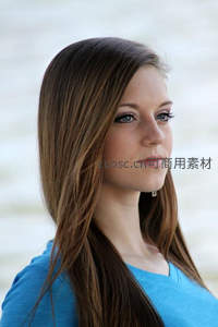 蓝衣长发少女侧脸望远方