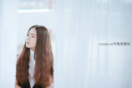 长发女子闭目享受宁静时光