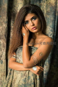 异域风情女子手托香腮凝望镜头