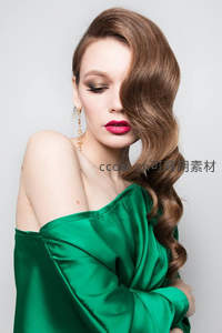 绿缎礼服美人侧颜优雅迷人