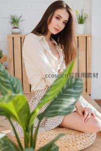 绿植环绕中的优雅坐姿女子