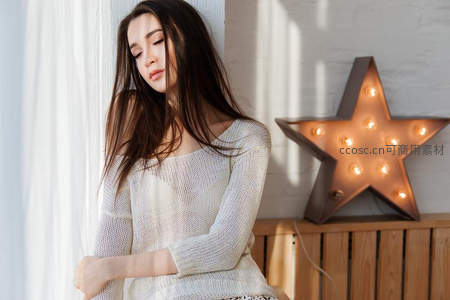 阳光下的温柔女子与星形灯饰