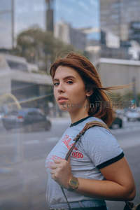 街头漫步的都市女孩侧影