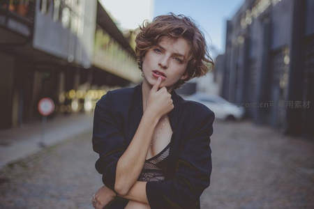 街头巷尾的沉思少女，光影交错间展现都市文艺风
