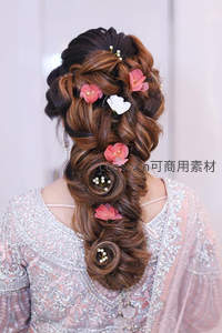 精致花饰盘发造型，传统服饰映衬新娘柔美背影