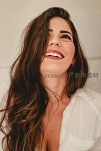 长发女子开怀大笑瞬间