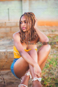 辫发美女户外蹲姿摆拍