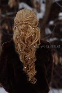 雪景中背影秀发缀珍珠如诗如画