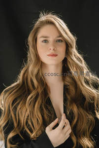 黑底柔光下长发美女直视镜头