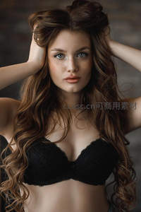 卷发美人特写，眼神深邃如星辰