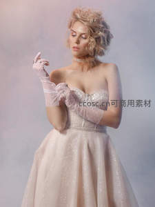 梦幻礼服中的优雅女性