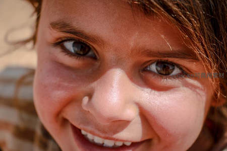 阳光下灿烂微笑的女孩