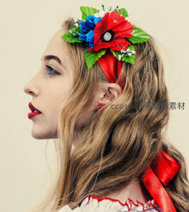 花环少女侧颜特写，红唇与彩花相映成趣