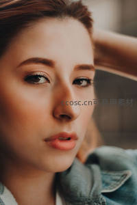 牛仔外套少女近景，妆容精致眼神温柔迷人