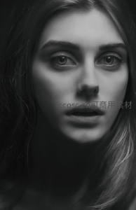 黑白光影中的女性面孔，情绪张力十足的艺术肖像