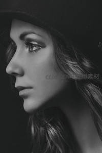 黑白侧颜，帽檐下的沉静凝视