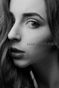 黑白特写，凝视镜头的温柔瞬间