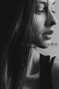 光影交错，黑发飘逸的侧颜剪影