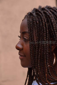 侧颜微笑的非洲女性编发特写