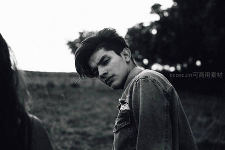 黑白田野中沉思的青年男子