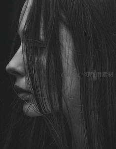 暗调侧影少女，黑发如瀑神秘优雅