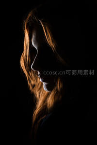 逆光红发女郎剪影，唯美轮廓动人心