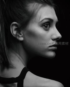 高马尾少女黑白侧颜，眼神专注有力量