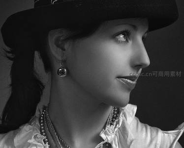 黑白侧颜，优雅帽饰与复古耳坠的风情