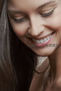 微笑女子闭眼享受宁静时刻