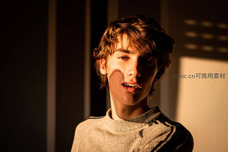 暖光少年，阳光洒在卷发与面颊间