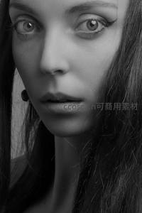 黑白特写女子惊恐眼神