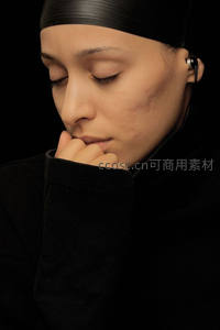 女子闭目沉思手托下巴