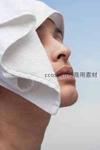 白毛巾遮面仰望蓝天侧影