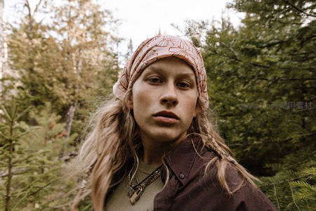森林女孩头巾编发自然凝视