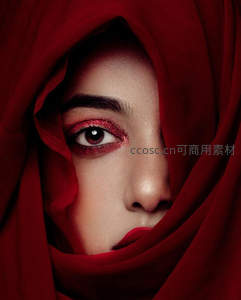 红纱掩面，星眸闪烁的神秘之美