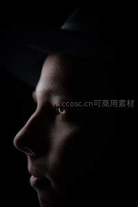 暗影中的侧颜，帽檐下凝视的深邃