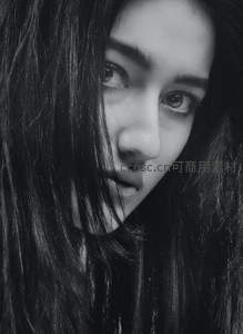 发丝轻拂，黑白世界里的凝望双眸