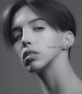 黑白光影下的女性侧颜特写